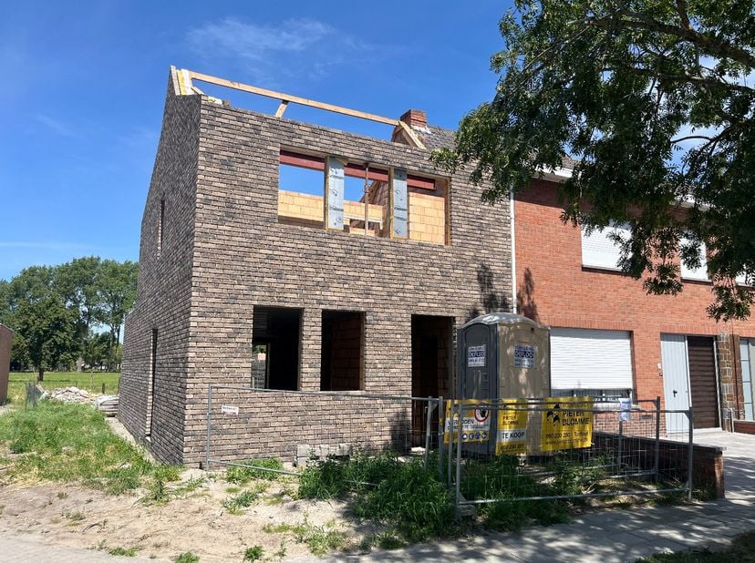 Deze stijlvolle halfopen bebouwing is gelegen in een rustige wijk in Koolkerke. Vanuit de tuin geniet je van een open, groen uitzicht dat zorgt voor e