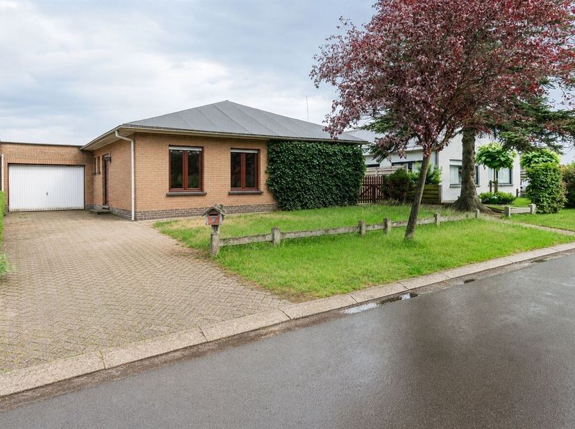 In de Berkendreef 20 in Bouwel bevindt zich deze volledig te renoveren woning met veel potentieel voor wie op zoek is naar een renovatieproject op een