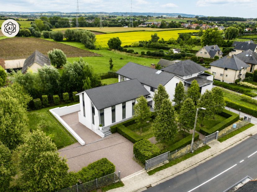 Grote degelijke villa met extra kantoor/prakijkvleugel, handige parking, en volledig onderkelderd. Mooi terras en aangename tuin met een prachtig zich