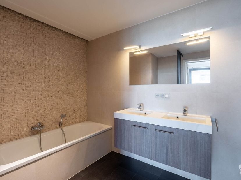 Energiezuinig en instapklaar appartement met drie slaapkamers, twee badkamers en dubbel terras, op wandelafstand van het centrum van Hasselt.Voor meer