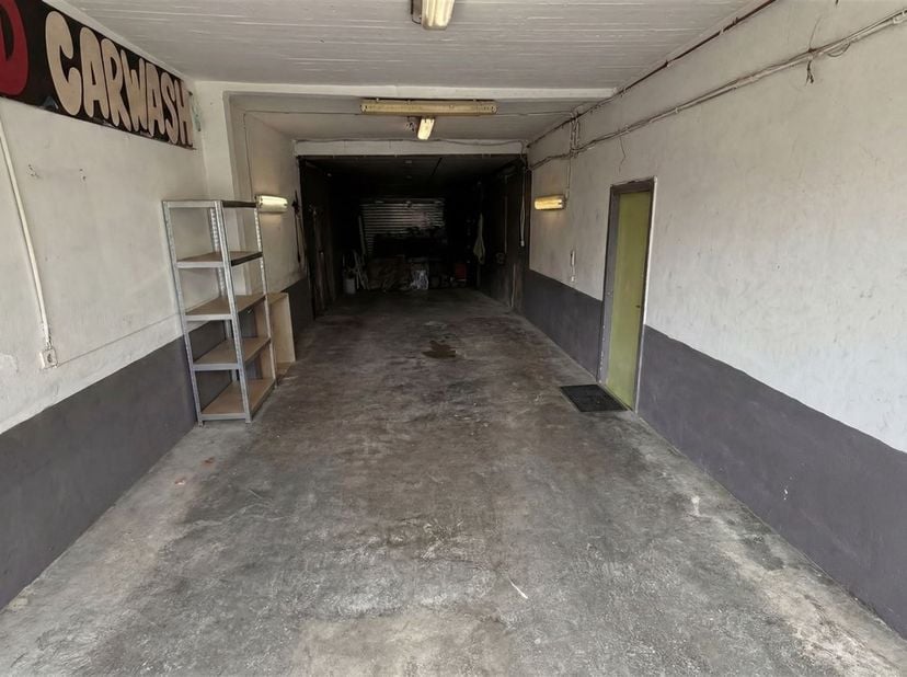 WONING OF PROJECTGROND TE KOOP<br />
<br />
De woning omvat:<br />
<br />
GELIJKVLOERS<br />
<br />
Inkomhal, living, keuken, badkamer, terras, bergin