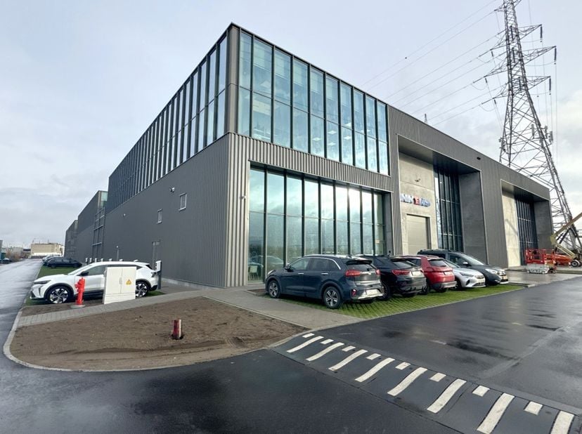 Op een uitzonderlijke zichtlocatie langs de E34 (Antwerpen–Knokke) in Zwijndrecht komt een duurzaam nieuwbouw kantoor/showroom B2B beschikbaar. Het pa