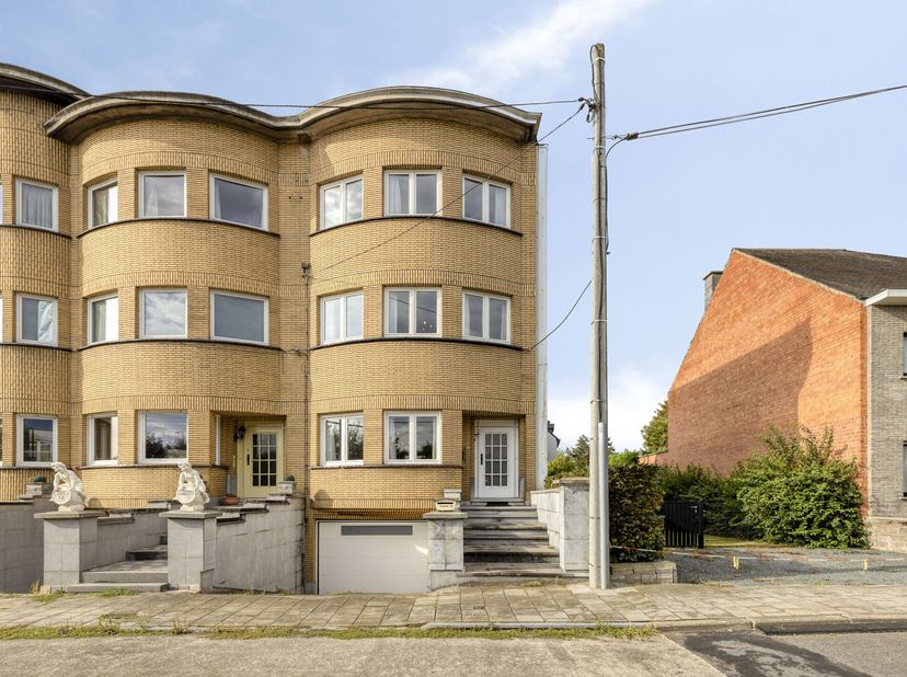 Deze interbellumwoning uit 1938 is een unieke combinatie van authentieke uitstraling, een groene omgeving en een bijzonder centrale ligging. De woning