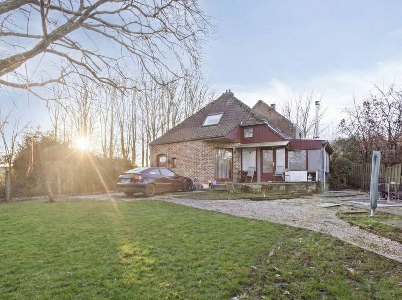 Sur un terrain de 4a 58ca, découvrez cette maison trois façades de caractère à vendre dans le cadre rural de Dworp.<br />
<br />
La maison est située