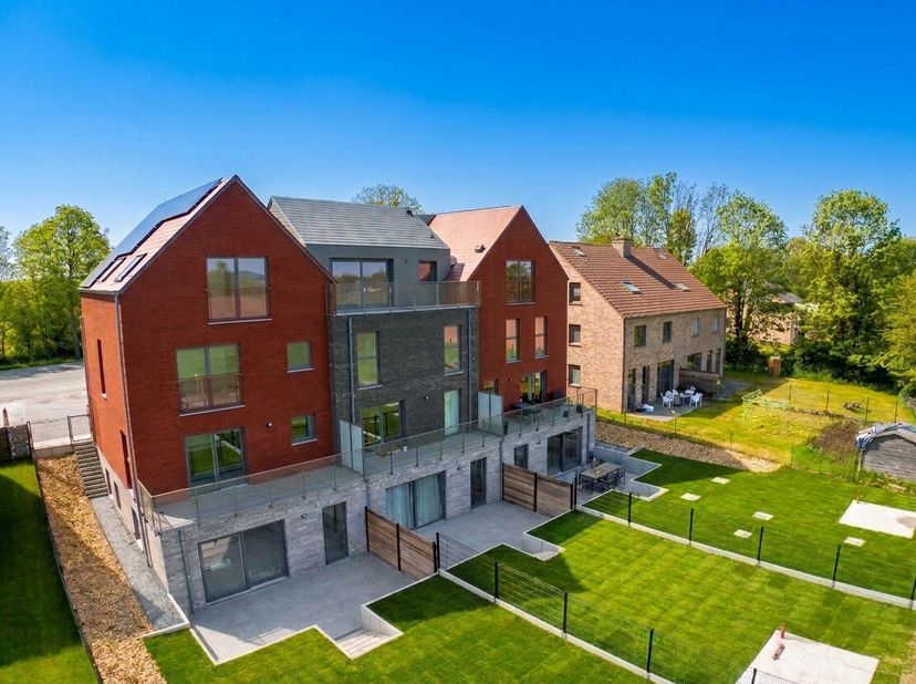 Nouvel immeuble de standing neuf comprenant 9 appartements de 1,2 et 3 chambres avec terrasses, certains avec jardins et parkings privatifs. Disponibl