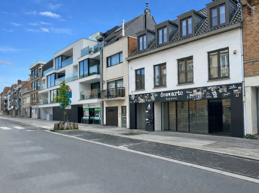 Vlakbij het centrum van Torhout, in de recent vernieuwde Rijselstraat, situeert zich deze stijlvolle handelsruimte, perfect voor uw commerciële droom,
