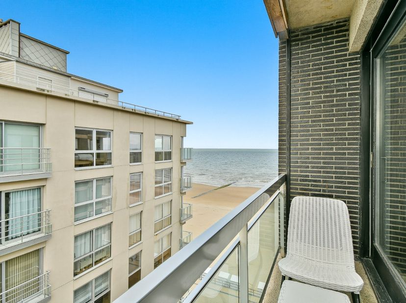 Dit charmante en bijzonder lichtrijke appartement bevindt zich op een unieke ligging aan de Zeedijk van Middelkerke en geniet van prachtige vergezicht