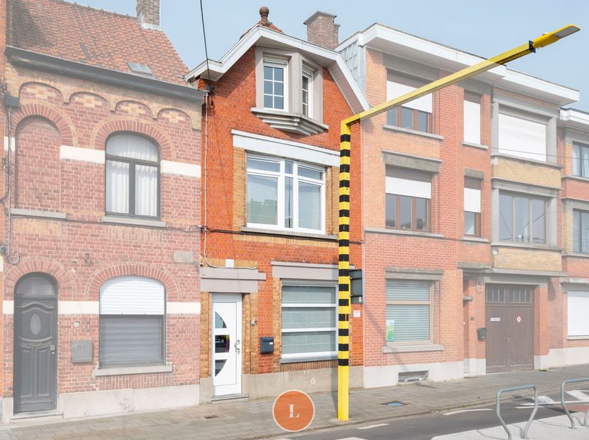 Gelegen in Menen, vlakbij belangrijke invalswegen en op wandelafstand van handelszaken, bevindt zich deze woning&amp;nbsp;boordevol potentieel. Ideaal voo