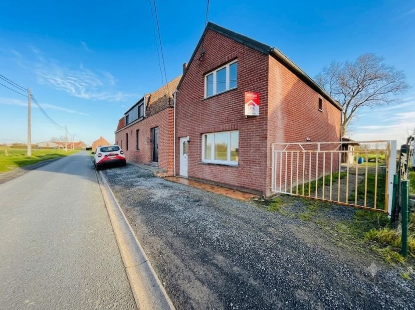 Moorslede - Halfopen bebouwing met landelijke ligging te koop.Deze woning zoekt nieuwe eigenaars! Bod welkom! Beschikt over 3 slaapkamers op het eerst