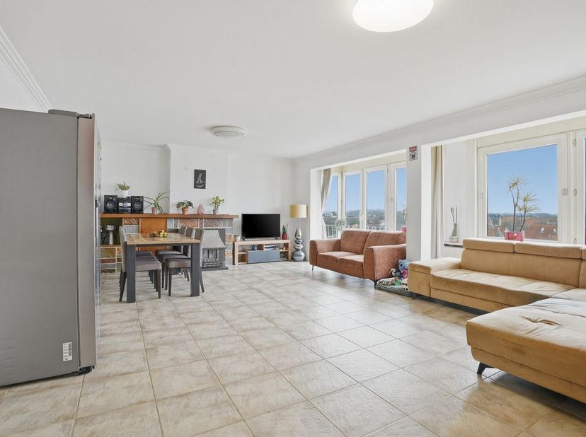 Op een uitstekende ligging langs de Koninklijke Baan, op wandelafstand van zee en het centrum van Koksijde-Bad, bevindt zich dit ruime appartement op