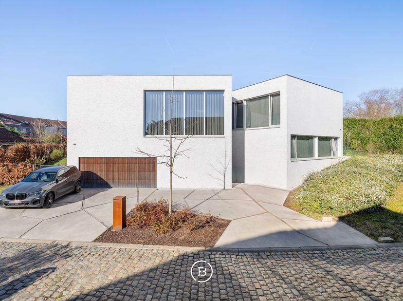 In een strategisch gelegen en uitstekend bereikbare woonomgeving in Grimbergen bevindt zich deze stijlvolle, hedendaagse villa met zwembad, waar comfo