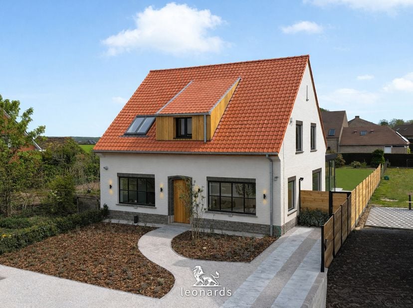 À Deerlijkseweg à Waregem se trouve cette spacieuse maison individuelle entièrement rénovée et prête à emménager, où des matériaux de haute qualité et