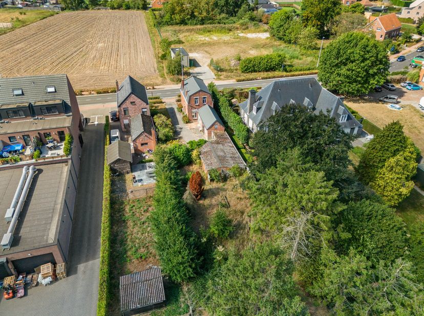 Compleet te renoveren woning op perceel van +/- 1.010m² in Hoogstraten. Gunstige locatie vlakbij de Nederlandse grens<br />
Het perceel is oostelijk g
