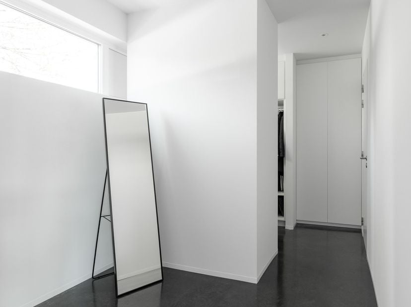In de rustige en residentiële Nachtzwaluwstraat 4 te Hechtel-Eksel bevindt zich deze uitzonderlijk stijlvolle open bebouwing op een perceel van 404 m²