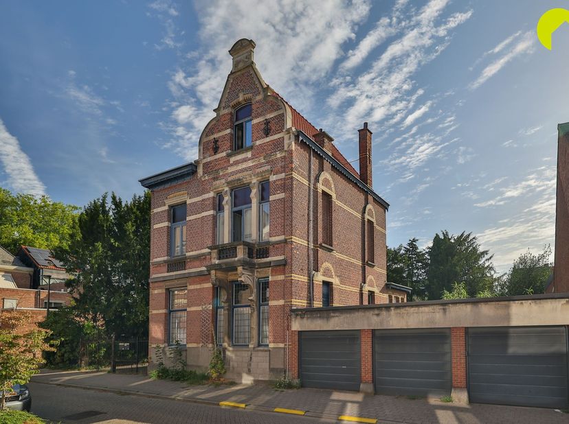 IN OPTIE<br />
<br />
In het hart van Mortsel-Dorp bieden wij u deze uitzonderlijke burgerwoning uit 1906 aan.<br />
<br />
Deze karaktervolle won