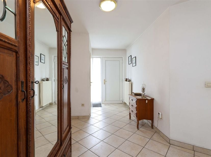 Knappe gelijkvloerse woning met 3 slaapkamers en ruime garage op rustige en groene locatie nabij Bokrijk<br />
<br />
Ligging: <br />
+ Rustige en