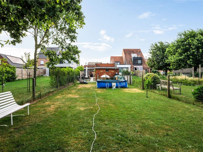 Située dans un quartier calme, au 10 Rooiestraat à Bevel, cette charmante maison de plain-pied est idéale pour ceux qui recherchent un logement chaleu