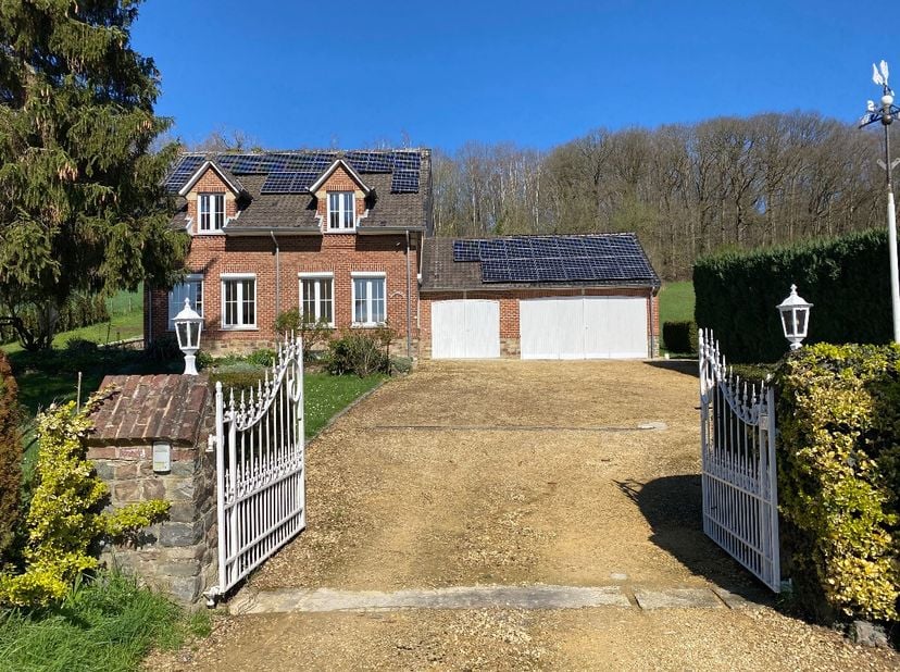 Dit prachtige huis is gelegen in de rustige en groene omgeving en is ideaal voor wie op zoek is naar een comfortabele en serene plek om te wonen. Met