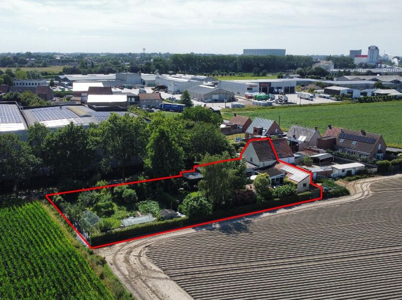 Te koop: ruime halfopen bebouwing in Wielsbeke, gelegen in een groene en landelijke omgeving met vlotte verbindingen. Deze charmante woning combineert