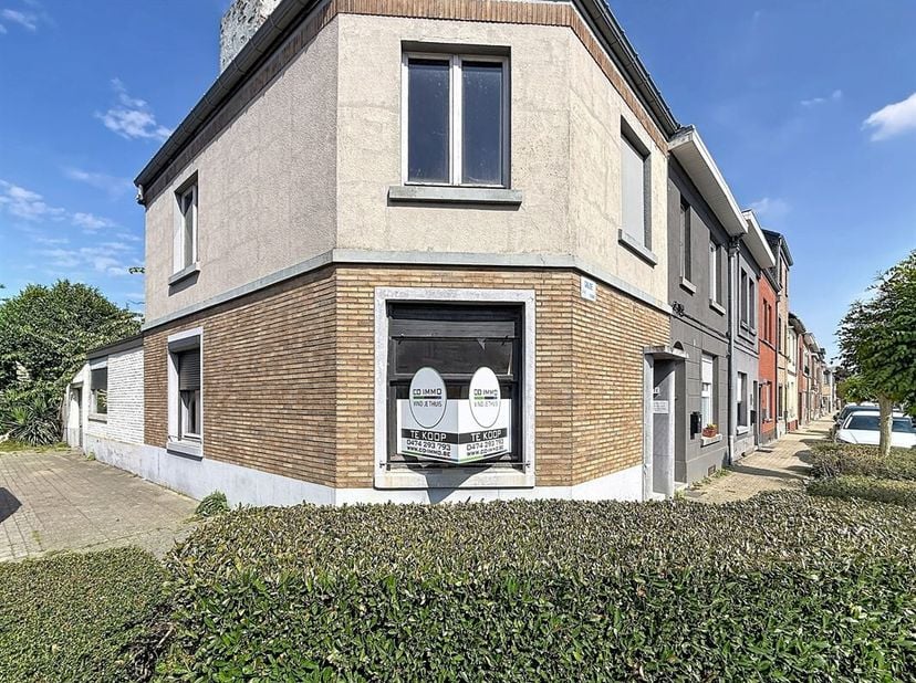 Deze te renoveren woning is gelegen te Tienen, Galgestraat 71, op een perceel van 1 are 78 centiare. <br />
Dankzij de centrale ligging, op korte afst