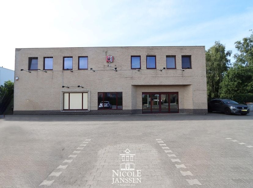 Ruim en veelzijdig handelspand met een bruikbare oppervlakte van ca. 700 m² op het gelijkvloers.<br />
Dit instapklare pand heeft een flexibele indeli