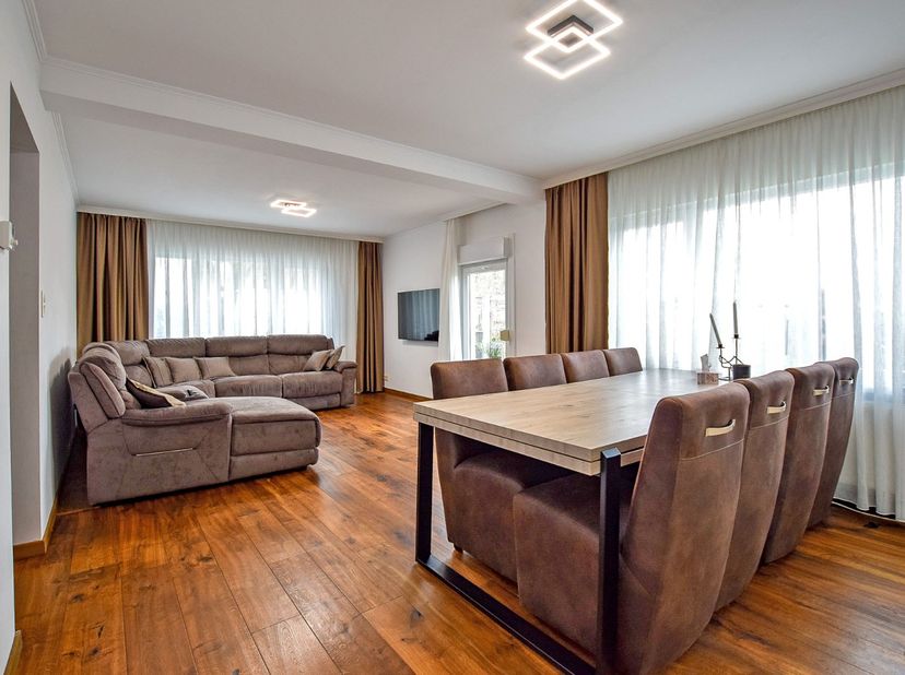 Instapklare open bebouwing, gelegen op 330m² te Oostduinkerke vlakbij de Simli Duinen van Nieuwpoort en op 800m van het strand. Kan zowel als vaste wo