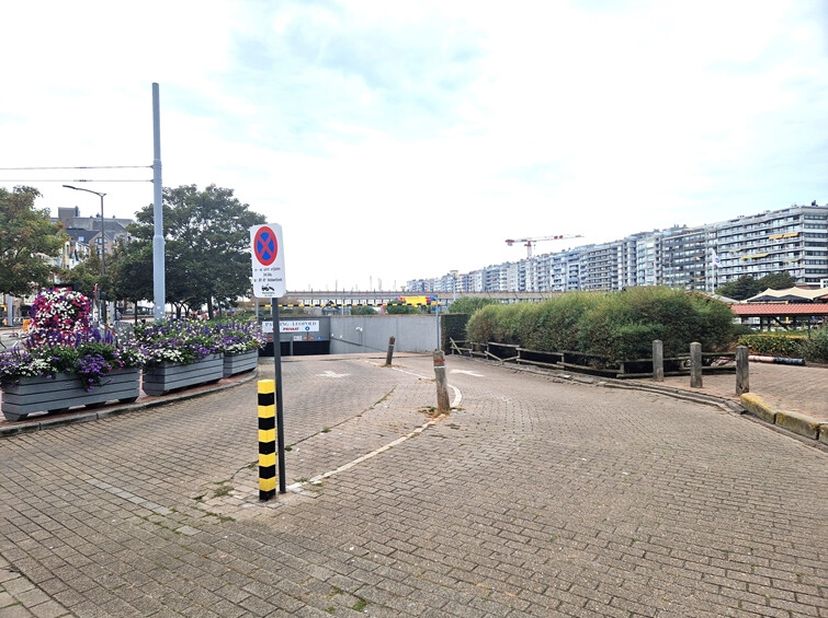 Garagebox met kantelpoort gelegen onderaan het Leopoldpark (minigolf/tennis/speelplein) naast de haven van Blankenberge. Grootte: breedte 2 m 88 op le