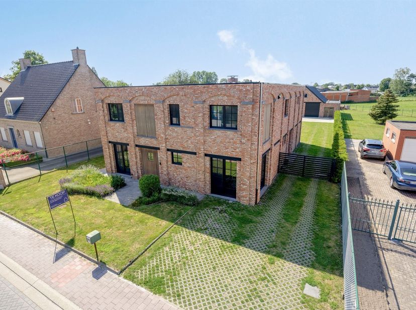 Op een prachtig perceel van 1.614 m² bevindt zich deze stijlvolle vrijstaande villa uit 2021 met een bewoonbare oppervlakte van maar liefst 339 m². Vi