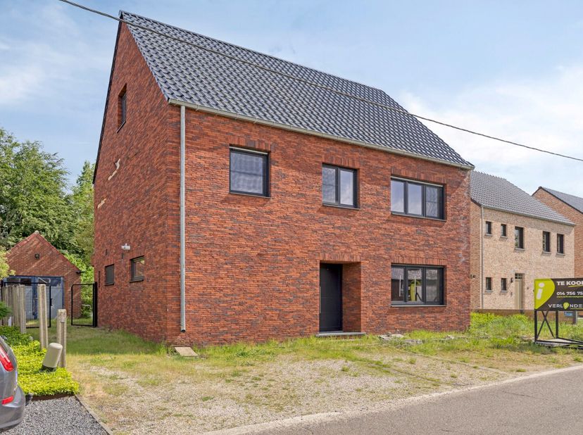 Deze ruime woning in Balen is gunstig gelegen vlak bij het centrum, het kanaal en de verbindingswegen richting autosnelweg in Ham. Een ideale ligging