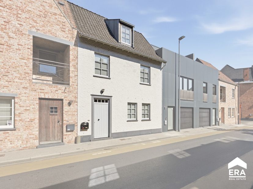 Op zoek naar een recente woning waar je meteen kan intrekken? Dan is deze topper zeker een bezoek waard!  Met maar liefst 180 m² bewoonbare oppervlakt