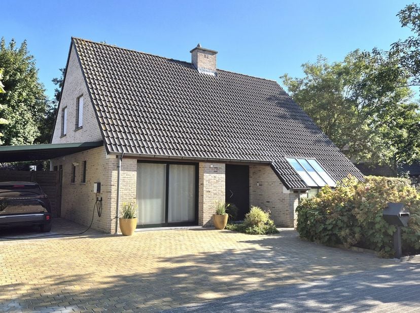 Welkom in deze perfect onderhouden, instapklare villa te Jabbeke waar ruimte, comfort en energiezuinig wonen hand in hand gaan. Gelegen op een uitzond
