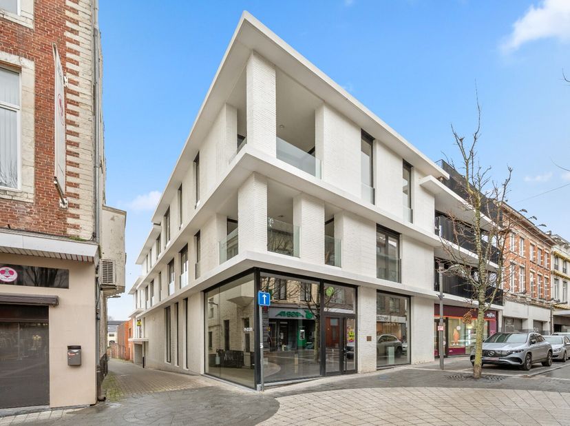 Dit prachtige appartement uit 2016 is gelegen in het centrum van Tienen en biedt alle comfort. Het appartement is gelegen op de eerste verdieping en b