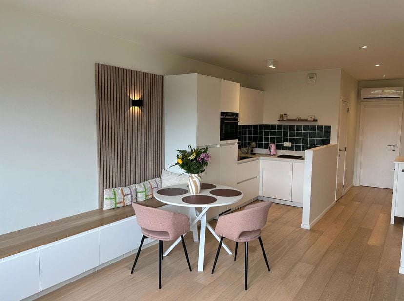 Dit recente en volledig instapklare appartement bevindt zich op een toplocatie te Brasschaat, vlakbij alle winkels, het gezellige park van Brasschaat,