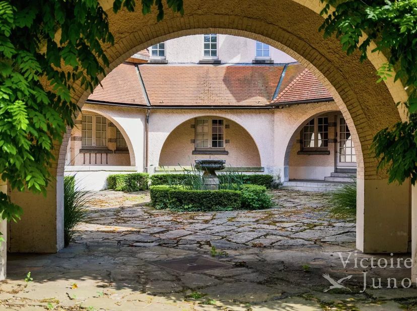 Victoire Properties stelt u in exclusiviteit deze uitzonderlijke eigendom voor: een prachtige, te renoveren woning gelegen op een terrein van 6000 m²