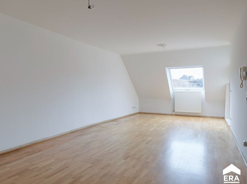 [[ DIT PAND NEEMT DEEL AAN DE ERA OPEN HUIZEN DAG OP 13/6 VAN 14:30 TOT 15:30 ]] Ruim appartement met 2 à 3 slaapkamers, terras en autostaanplaats op