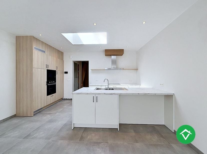 Deze woning is gelegen op een uiterst centrale ligging in het centrum van Roeselare, kortbij de Spil, de winkelstraat, de ring en nog veel meer!<br />