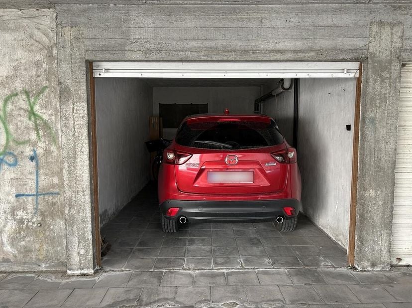 Ce garage fermé portant le numéro 32 est situé au premier étage dans la résidence Molière. Cette résidence est située à proximité de la digue de Maria