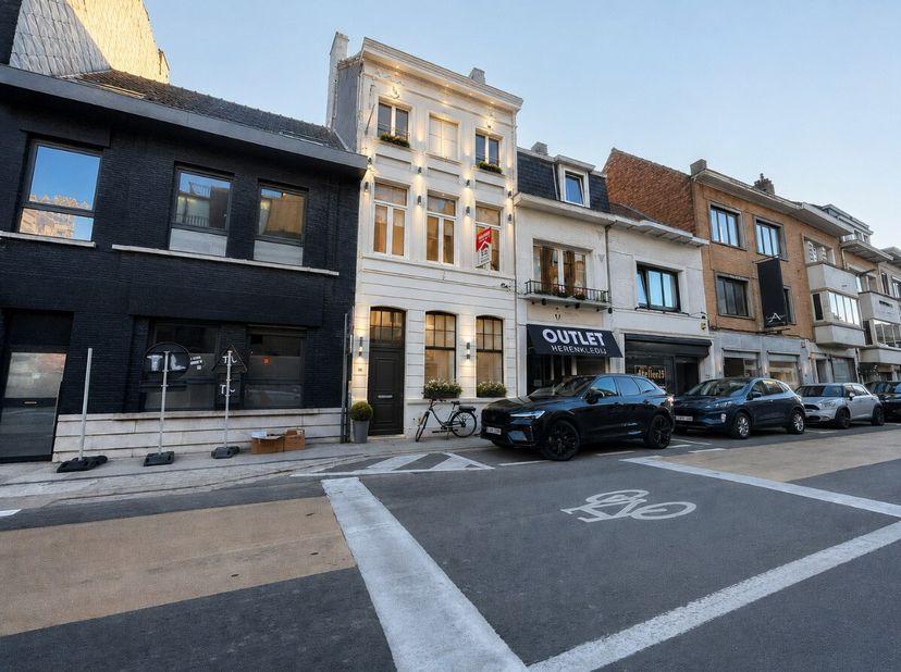 Kortrijk - Herenwoning te koop met 5 slaapkamers.Deze ruime herenwoning biedt tal van mogelijkheden aan waar u zowel wonen als werken kan combineren.I
