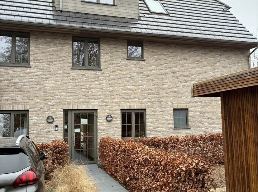 Op de tweede verdieping bevindt zich dit lichtrijke en verzorgde appartement. De leefruimte vormt het hart van de woonst en combineert een gezellige z