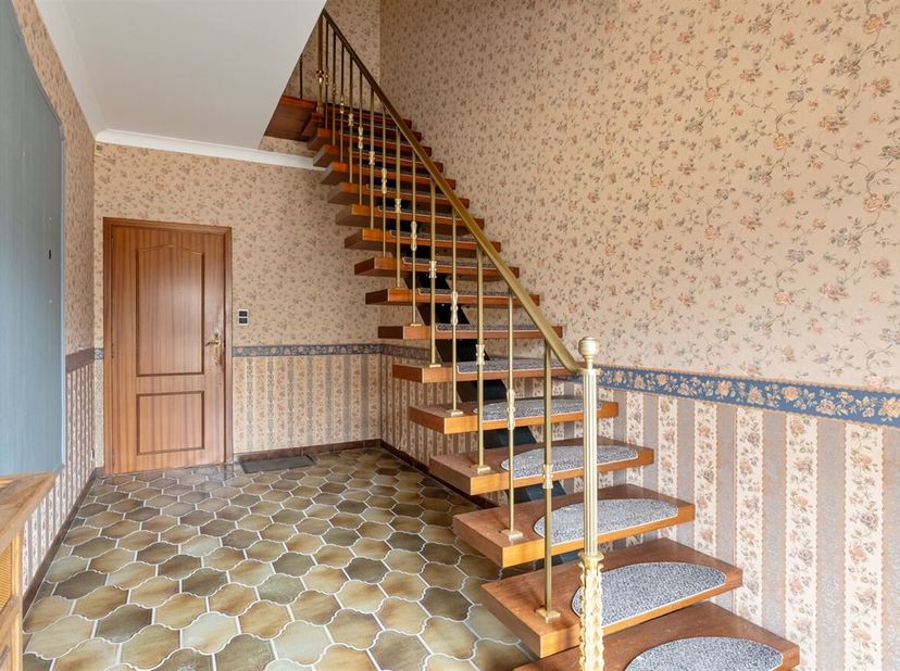 Deze ruime woning in het centrum van Velm combineert comfortabel wonen met extra functionele ruimtes op een perceel van 1.372 m². Met vier volwaardige