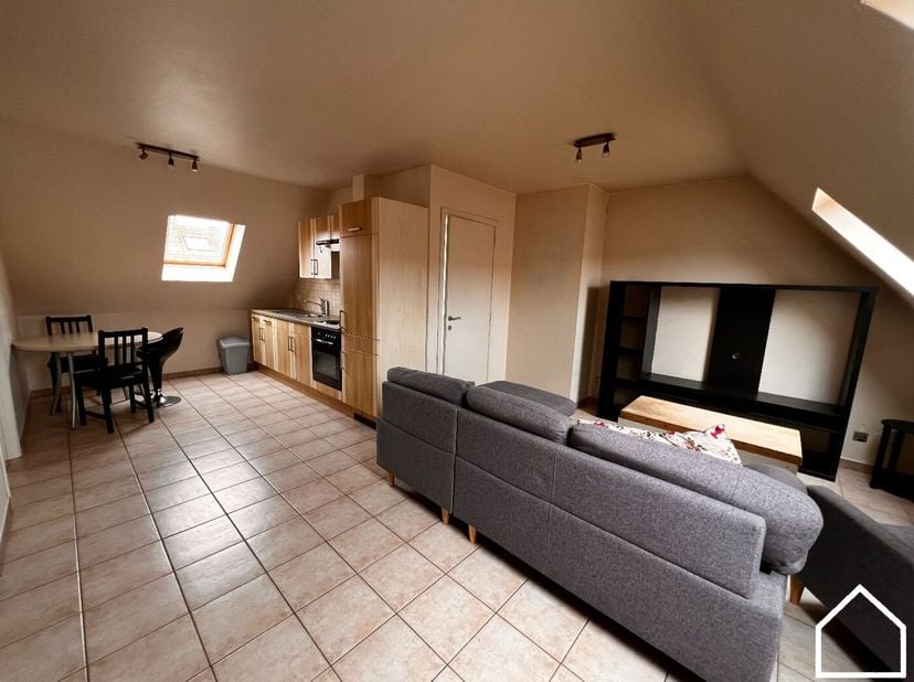 Op zoek naar een charmant en instapklaar appartement op een boogscheut van het station van Ieper? Dit gezellig, volledig gemeubeld appartement bevindt