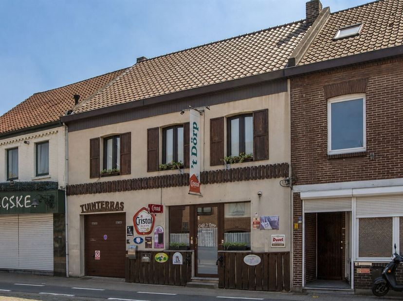 Gezellige handelsruimte met woonst in Dilsen-Stokkem<br />
Welkom op de Haagstraat 11 in Rotem te Dilsen-Stokkem!<br />
Bent u op zoek naar een mooie