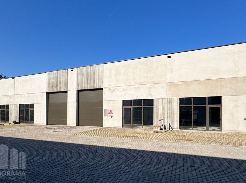 Nieuwbouw KMO-unit met een oppervlakte van 480 m² te huur met een fantastische ligging langs de commerciële Brusselbaan te Hekelgem (Affligem).<br />