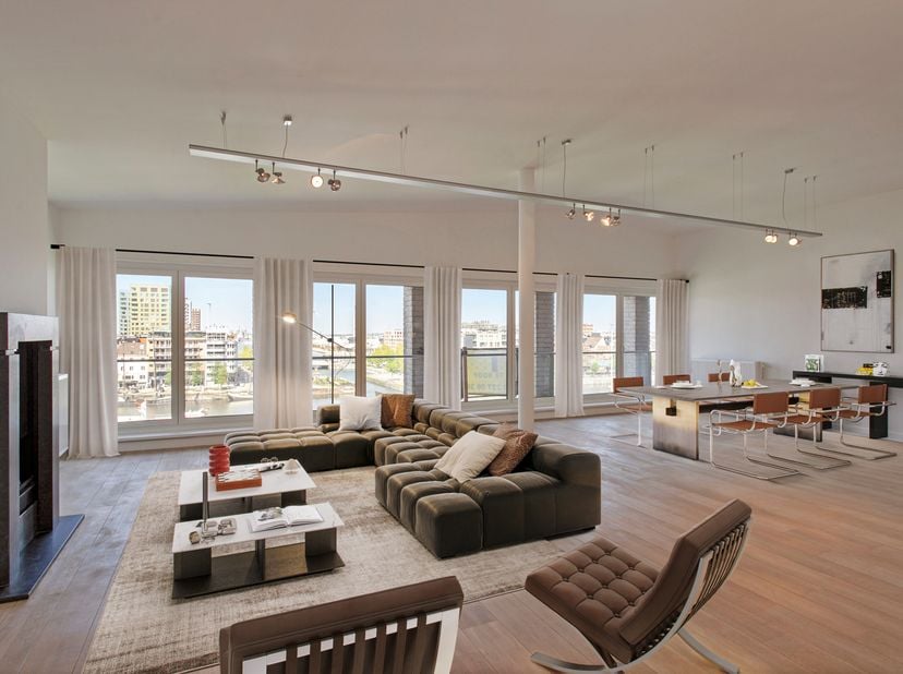 Wonen aan het water met prachtig zicht op de jachthaven, havenhuis en het MAS in een statig gebouw aan het Willemdok.<br />
De inkom met ingemaakt kas