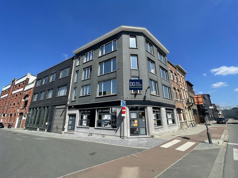 Le bureau est situé sur l’IJzerlaan, à deux pas du Parc Spoor Noord et du centre-ville.<br />
De plus, il est facilement accessible en transports en c
