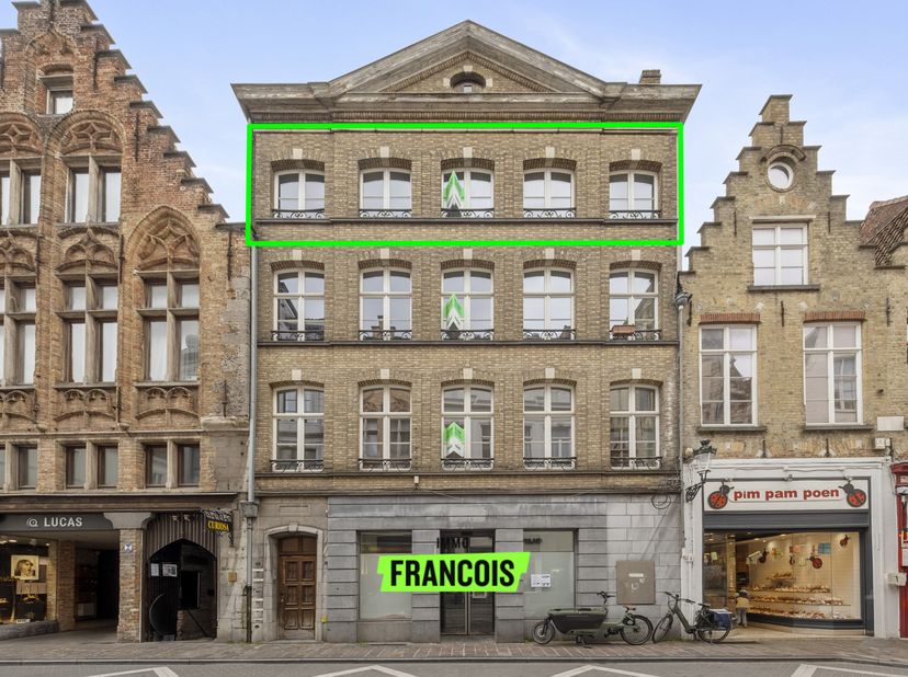 Cet appartement clé en main de trois chambres est idéalement situé à seulement 50 mètres de la Grand-Place de Bruges. Il fait partie dune résidence à