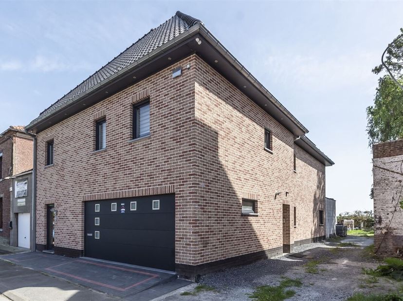 Prix: Offre à partir de 495.000 euros, frais d'agence inclus. <br />
Magnifique construction récente (2017) sur un terrain de 6a 77ca avec servitude d