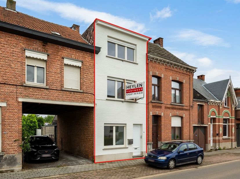 Dit instapklare woonhuis in de Molenstraat te Heist-op-den-Berg combineert directe bruikbaarheid met duidelijk verbeterpotentieel. De woning beschikt