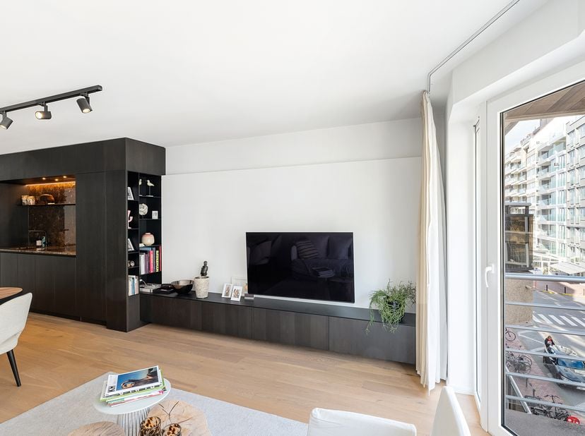 Instapklaar tweeslaapkamer-appartement (duplex) met terras, op een topligging vlakbij het Rubensplein (30 meter) en aan het Albertstrand.<br />
Het ap