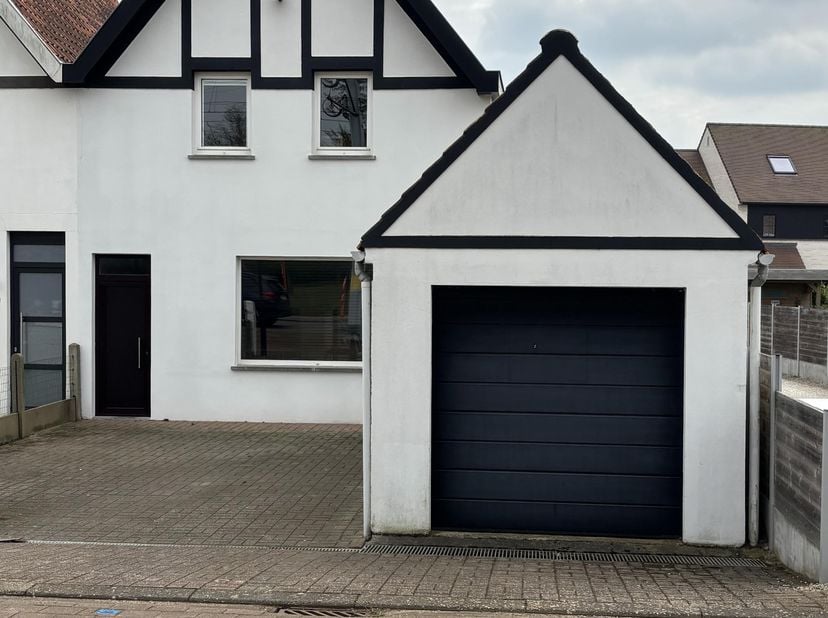 Halfopen bebouwing te Duinbergen met een opp van 877 m² op 300 m van de zijdijk en vlak aan Park 58.<br />
Bewoonbare opp van 160m² met 3 slaapkamers